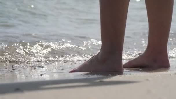Mężczyzna Nogi Stojące Piankowych Wodach Morskich Słoneczny Dzień Lecie Zwolnionym — Wideo stockowe
