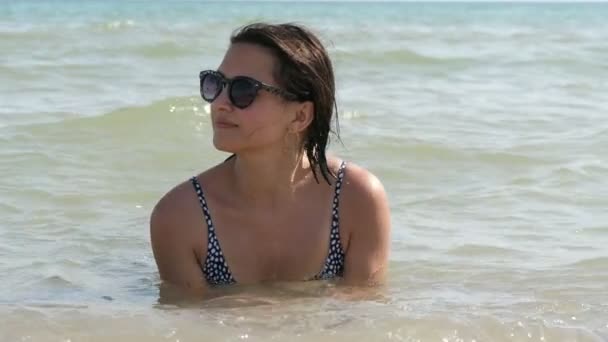 Elegante Chica Gafas Sol Disfrutando Olas Del Mar Mirando Lado — Vídeo de stock