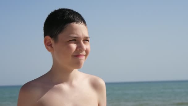 Ευτυχισμένο Αγόρι Στέκεται Στην Παραλία Της Μαύρης Θάλασσας Και Χαμογελώντας — Αρχείο Βίντεο
