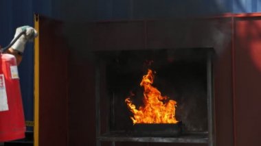 İtfaiyeci adayı eğitim alanında yangını söndürdü. Aday itfaiyeciler yangın söndürücüyle nasıl söndürüleceğini öğrenirler. Büyüleyici ve renkli video..