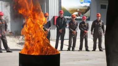 Kiev, Ukrayna-28 Mayıs 2020: İtfaiyeciler yavaş çekimde yoğun bir tuvalle yangın söndürme eğitimi alıyorlar.