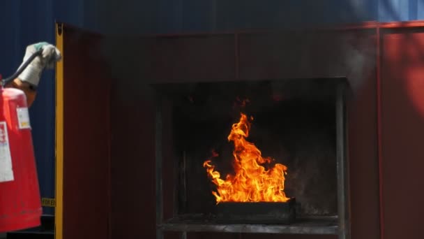 Tfaiyeci Adayı Eğitim Alanında Yangını Söndürdü Aday Itfaiyeciler Yangın Söndürücüyle — Stok video