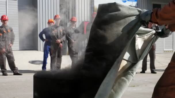 Kiev Ukrayna Mayıs 2020 Turuncu Üniformalı Kasklı Itfaiyecinin Siyah Fıçıdan — Stok video