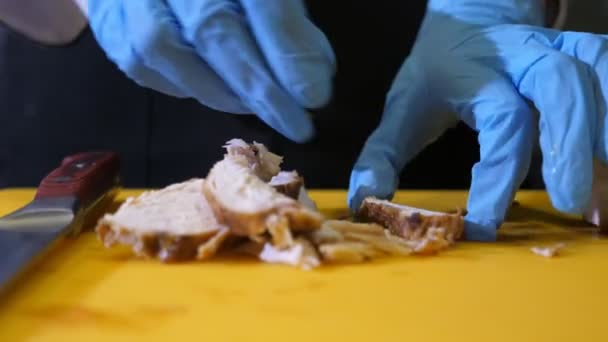 Μαγειρέψτε Χέρια Βάζοντας Τις Φέτες Ζαμπόν Ένα Πιάτο Ντομάτες Και — Αρχείο Βίντεο