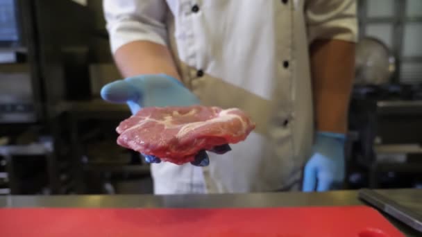 요리사의 살코기 조각을 플라스틱 던지는 동작으로 동작으로 부엌에서 양파를 요리를 — 비디오