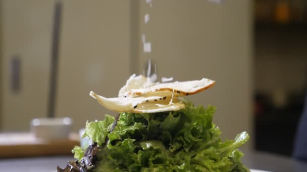 Patatine Ravanello Stanno Cadendo Piatto Insalata Con Formaggio Una Cucina — Video Stock