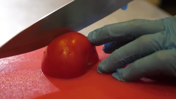 Cozinhe Mãos Luvas Cortando Uma Grande Mão Tomate Com Faca — Vídeo de Stock