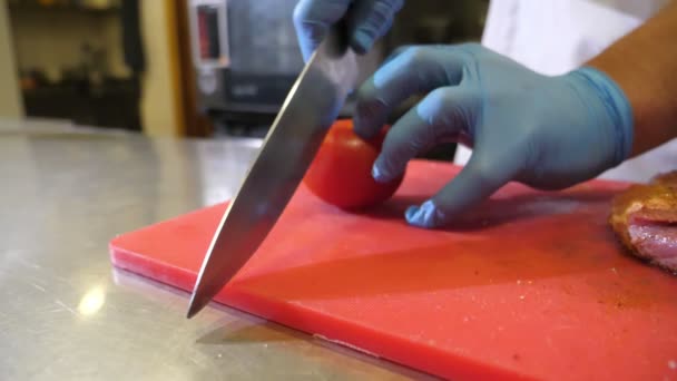 Manos Chef Guantes Cortando Tomate Grande Con Cuchillo Restaurante Slo — Vídeos de Stock