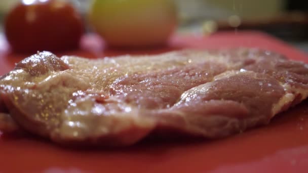 Trozo Carne Roja Con Las Gotas Que Caen Sal Sobre — Vídeos de Stock