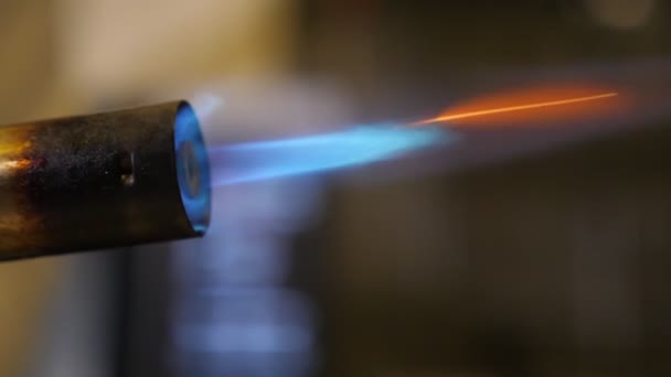 Spawarka Gazowa Zapalająca Się Niebieskim Strumieniem Ognia Przestronnym Warsztacie Imponujące — Wideo stockowe