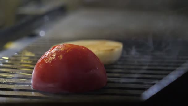 Eine Scheibe Zwiebeln Und Tomaten Wird Gegrillt Saftiges Gemüse Wird — Stockvideo