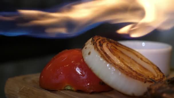 Slice Grilled Onion Tomato Poured Fire Gas Burner Grilled Juicy — Stock Video