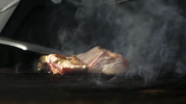 Rundribben Worden Gekookt Een Oven Ondersteboven Gedraaid Met Lange Metalen — Stockvideo