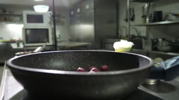 Mãos Femininas Põem Cerejas Vermelhas Uma Panela Ato Fritar Acrescentam — Vídeo de Stock