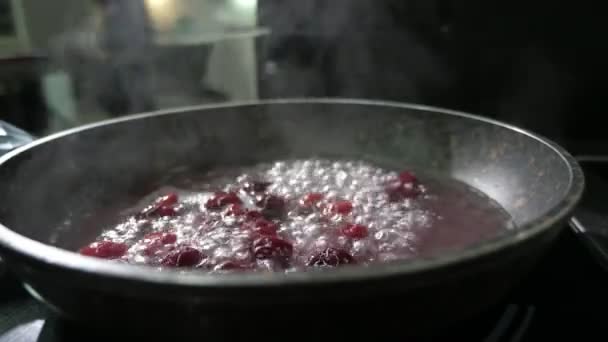 Cerejas Doces Misturadas Com Açúcar Vaporizando Uma Frigideira Uma Cozinha — Vídeo de Stock