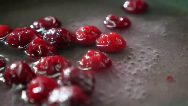 Cerejas Agradáveis Misturadas Com Açúcar Fervendo Uma Frigideira Uma Cozinha — Vídeo de Stock