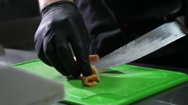 Chef Mãos Luvas Cortando Peixe Vermelho Pequenos Pedaços Uma Cozinha — Vídeo de Stock