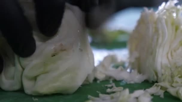 요리사는 위에서 양배추를 빠르게 장갑을 손으로 양배추를 빠르게 자르고 식탁에 — 비디오