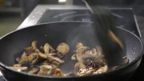 Masak Tangan Menggoreng Dan Melemparkan Jamur Dalam Panci Dapur Dalam — Stok Video