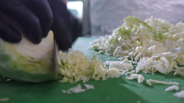 Šéfkuchař Ruce Černých Rukavicích Řezání Zelí Tenké Rychlé Kuchyňském Stole — Stock video