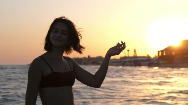 Encantadora Chica Bikini Poniendo Cabello Orden Muelle Ciudad Atardecer Chispeante — Vídeos de Stock