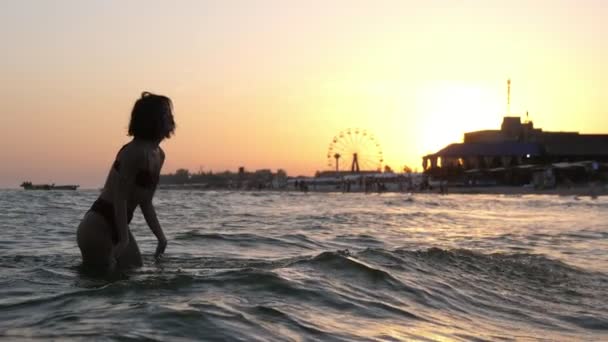 Šťastná Brunetka Dívka Bikinách Stříkající Vodu Řece Pláži Zpomaleném Filmu — Stock video