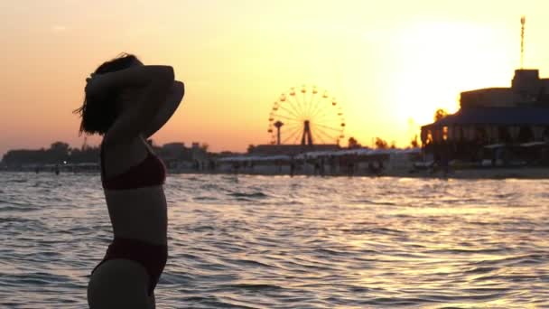Romantická Dívka Zvedající Vlasy Břehu Řeky Při Zářícím Západu Slunce — Stock video