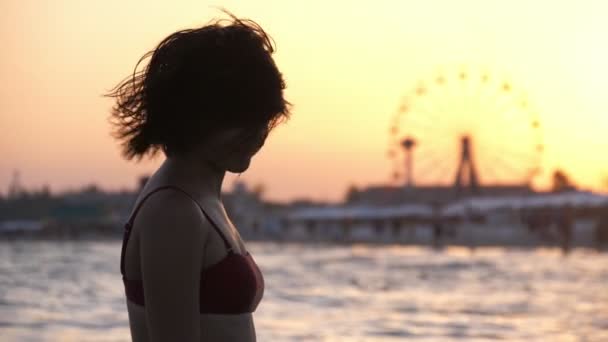 Menina Elegante Biquíni Acenando Com Cabeça Cais Cidade Pôr Sol — Vídeo de Stock