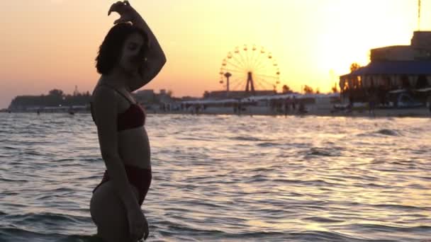 Menina Atraente Levantando Cabelo Uma Praia Cidade Pôr Sol Cintilante — Vídeo de Stock