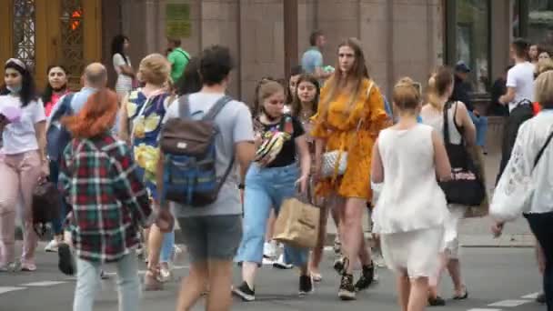 Kiev Oekraïne Juni 2020 Spannend Uitzicht Willekeurige Drukke Jongeren Shorts — Stockvideo