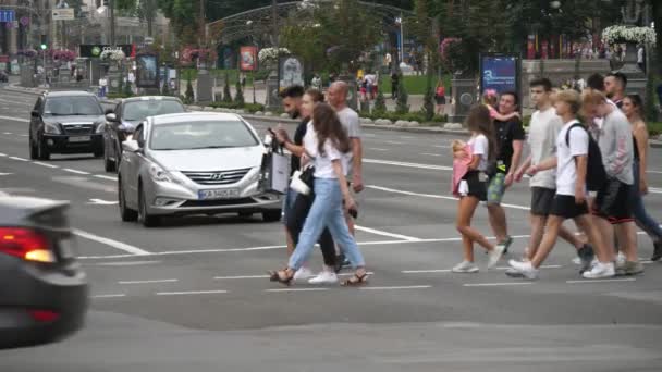 Kiev Oekraïne Juni 2020 Vrolijk Uitzicht Zelfverzekerde Jongeren Shorts Shirts — Stockvideo