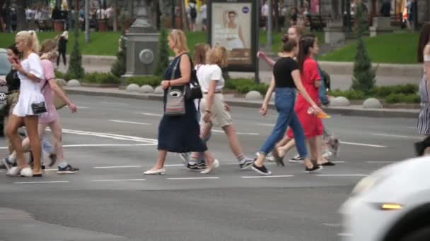 Kiew Ukraine Juni 2020 Neugierige Blicke Auf Fröhliche Menschen Shirts — Stockvideo
