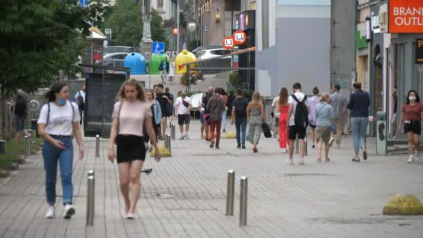 Kiev Ukraina Juni 2020 Spännande Utsikt Över Pratsamma Flickor Promenader — Stockvideo