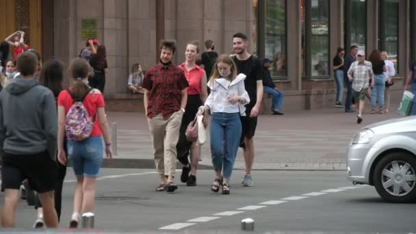우크라이나 키예프 2020 우크라이나에서 청바지 티셔츠를 사람들의 낙관적 Kyiv 거리를 — 비디오