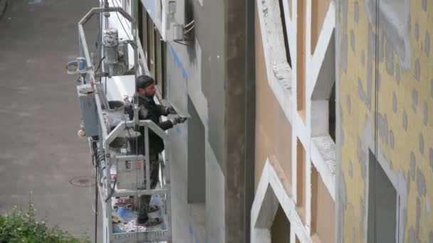 Киев Украина Июня 2020 Года Профессиональный Штукатурщик Выравнивает Стены Многоэтажного — стоковое видео