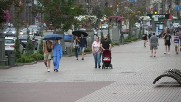 キエフ ウクライナ 2020年6月29日 人々はゆっくりとキエフの街で雨の日に通りに沿ってペアで歩く — ストック動画