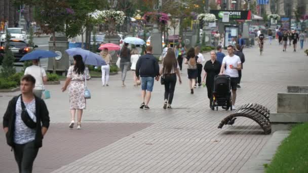 Kiev Oekraïne Juni 2020 Mensen Lopen Rustig Straat Praten Slow — Stockvideo