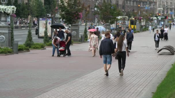 Kiev Ucrania Junio 2020 Grupo Personas Paseando Tranquilamente Por Ciudad — Vídeo de stock