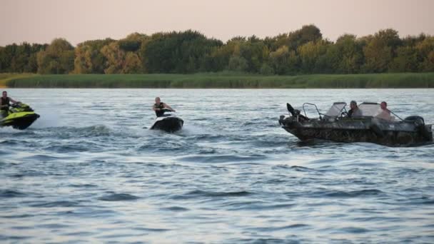 キエフ ウクライナ 2020年6月29日 スポーツの男性は 水輸送に乗って 川で楽しみを持っています ボートとスローモーションでジェットスキー — ストック動画
