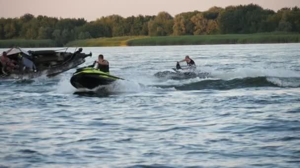 Kiev Ucrânia Junho 2020 Jovens Amigos Ativos Nos Jet Skis — Vídeo de Stock