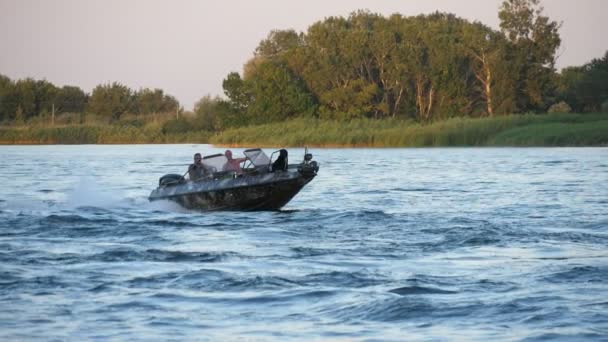 キエフ ウクライナ 2020年6月29日 2人の友人が遅い動きで日没時に川のモーターボートに乗る — ストック動画