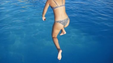 Genç ve güzel bir kadın havuza atladı.