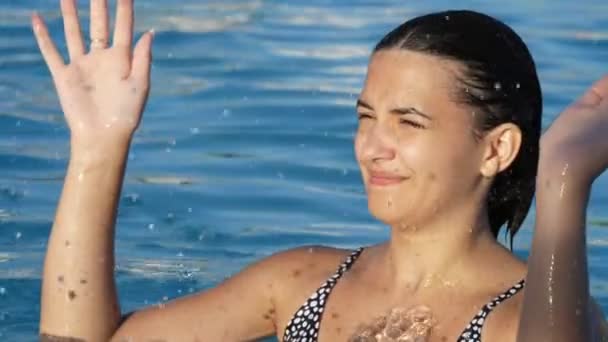 Vrolijke Vrouw Spetterend Een Zwembad — Stockvideo