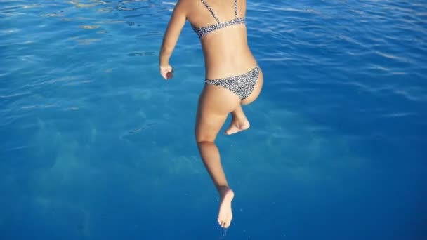 Молодая Красивая Женщина Прыгает Бассейн — стоковое видео