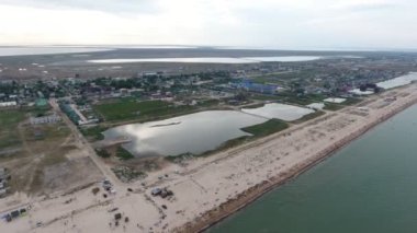 Düz Karadeniz kıyısı havası, çok sayıda göl, beyaz kum ve yabani otlar Karadeniz 'in düz sahili, beyaz kum, güneş gözlüğü, yabani otlar, küçük göller, yazları özel evler gibi kuş bakışı manzarasına ilham veriyor. Güzel ve neşeli görünüyor..
