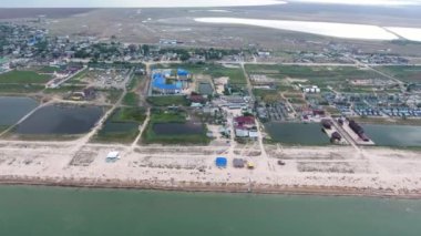 Karadeniz kıyıları sıraları, oteller, evler ve yeşillik çizgileri düz kıyı şeridi, göller, dinlenme yerleri, büyük göller ve havuzlar, yazları pek çok özel ev, otel ve yeşillik ile sahip Karadeniz kıyısı inanılmaz bir kuş bakışı.