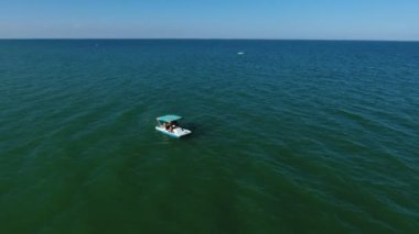 Yeşil denizde yüzen mutlu turistlerle dolu beyaz katamaranın hava görüntüsü güneşli bir yaz günü modern bir tatil köyünde, tepe örtülü beyaz bir katamaranın ve iki neşeli turistin kuş bakışı görüntüsü. Güzel görünüyorum..