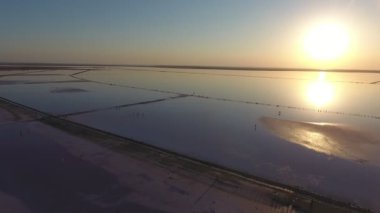 Yazın günbatımında çizgilerle Karadeniz 'in parlayan sularının havadan çekilmiş görüntüsü sığ suları, otları ve altın günbatımında ışıl ışıl parlayan güneş yollarıyla muhteşem bir sahilin kuşbakışı görüntüsüne ilham veriyor. Güzel ve sanatsal görünüyor.