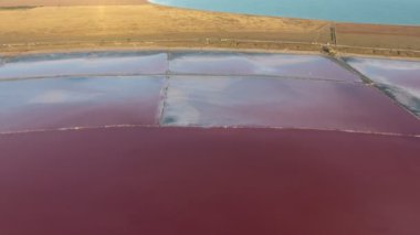 Karadeniz kıyısının havadan çekimleri yaz aylarında iki büyük kareye bölündü. Karadeniz kıyılarının etkileyici kuş bakışı manzarası yazın güneşli bir günde dar bir kum tepeciğinde iki sıra büyük meydana bölündü..