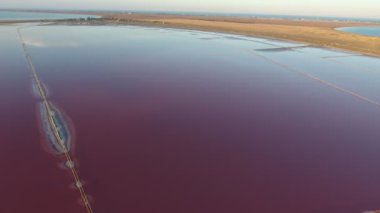 Yazın Karadeniz 'de düz çit çizgileriyle düz bir deniz bölgesinin havadan çekilmiş görüntüsü, Karadeniz' de yaz aylarında kum tepeciklerine yol açan düz çit çizgileriyle kuş bakışı görüntülere ilham veriyor. İyi ve sıradışı görünüyor..